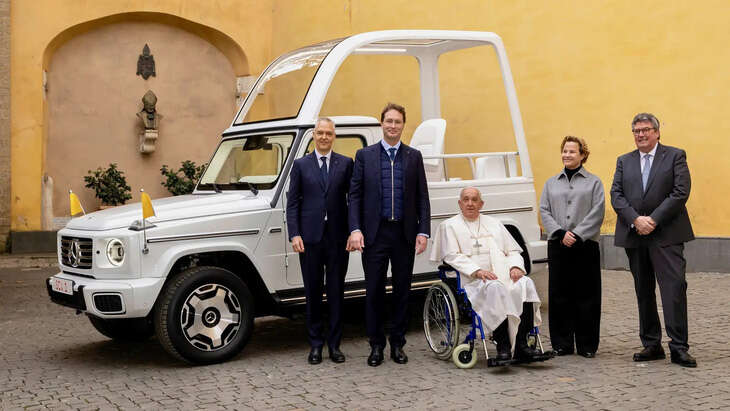 Mercedes-Benz G-Class điện tặng Giáo hoàng: Popemobile mạnh nhất lịch sử?