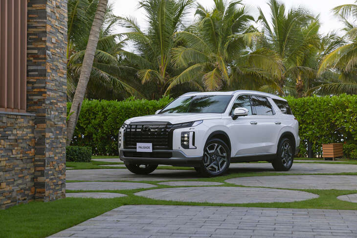 Tin tức giá xe: Hyundai Palisade lăn bánh rẻ hơn cả trăm triệu, tăng sức đấu Explorer