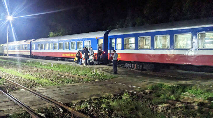 Tàu trật bánh, ô tô trung chuyển hàng trăm hành khách tàu SE7, SE8 trong đêm