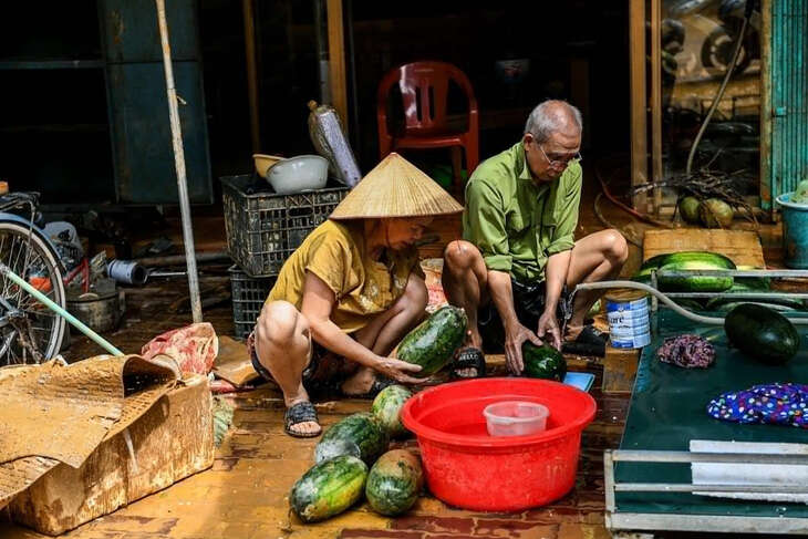 Nguy cơ dịch bệnh bùng phát sau mưa lũ