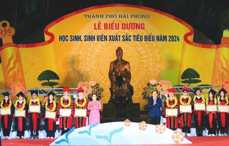 Hải Phòng trao thưởng cho 139 học sinh, sinh viên xuất sắc