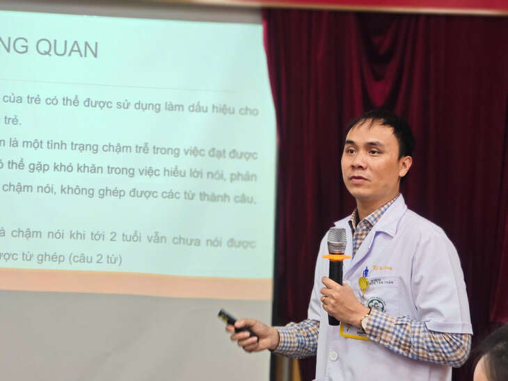 Trẻ chậm nói: Nguy cơ do xem nhiều điện thoại, học nhiều thứ tiếng