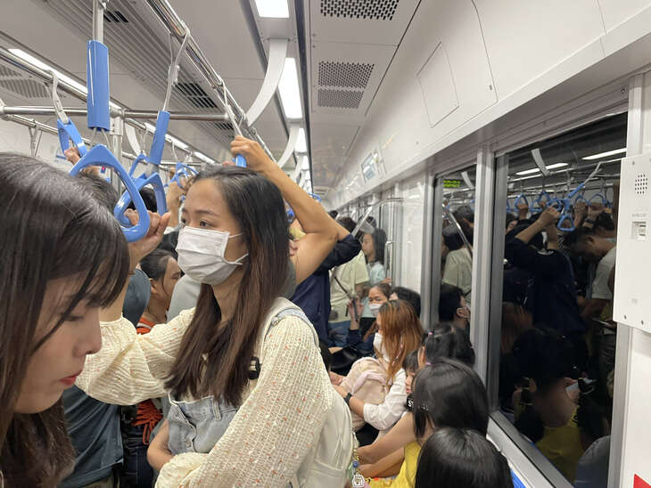 Tạm dừng tàu metro 10 phút kiểm tra quy trình vận hành tại ga Ba Son