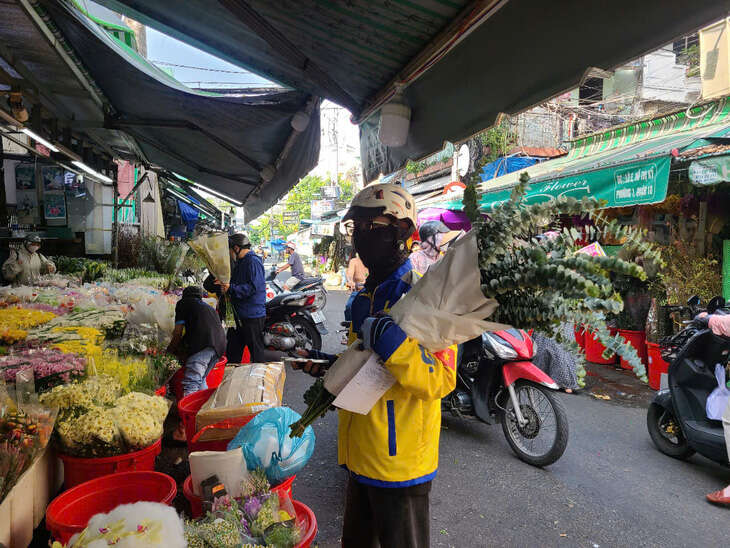 Hoa Tết đìu hiu, tiểu thương nóng ruột lo cảnh 'ngồi không'