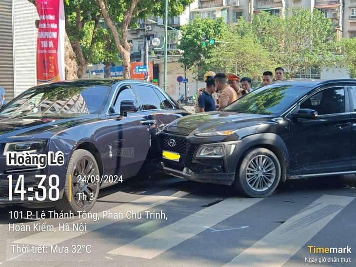 Hà Nội: Rolls-Royce Ghost móp cửa sau vụ va chạm với Hyundai Kona, tiền sửa dễ đủ mua Kona