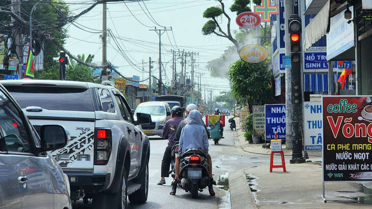 Đèn đỏ nhảy từ 5 về 1 rồi 'đứng hình', xe cộ 'đứng bánh'