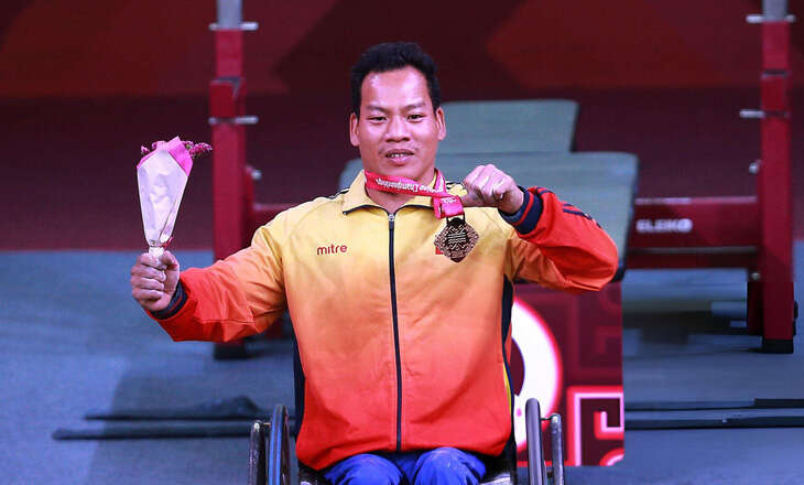 Lực sĩ Lê Văn Công cầm cờ cho đoàn Paralympic Việt Nam