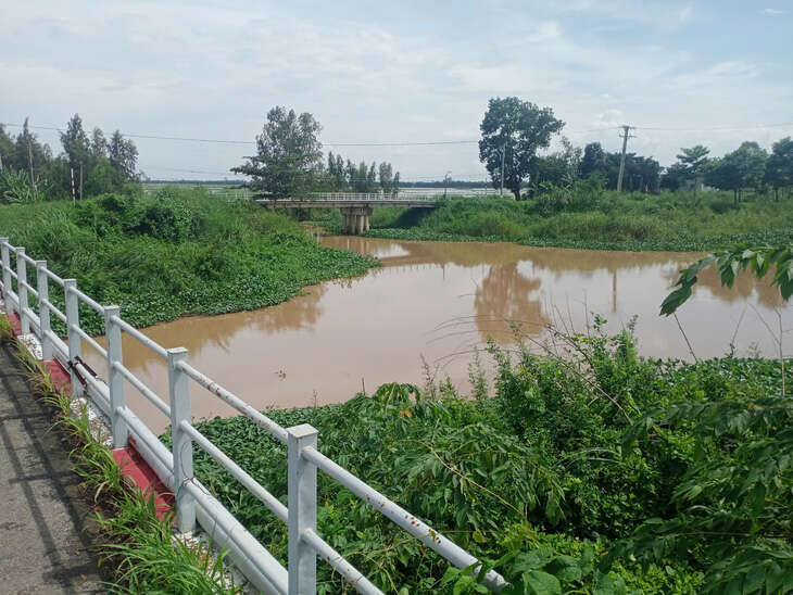 Bé 3 tuổi ngã xuống kênh mùa nước nổi, phát hiện thi thể cách nhà 1km