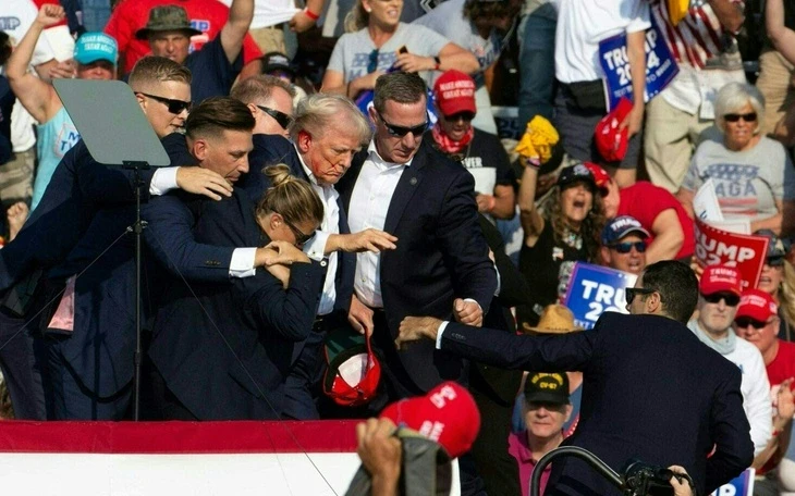 Nhân chứng kể hung thủ bắn 7 phát đạn, ông Trump may mắn bị đạn sượt qua tai