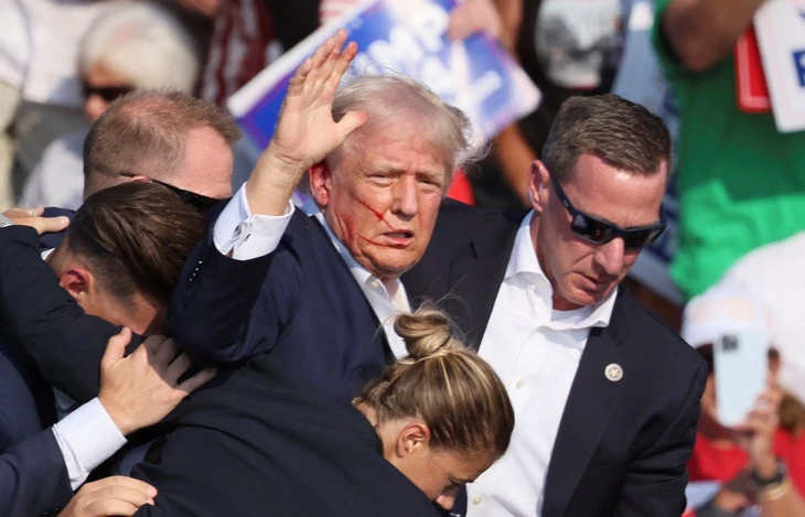Ông Trump phản xạ cực nhanh theo nguyên tắc 'Run, Hide, Fight' khi bị ám sát, thêm cơ hội đắc cử
