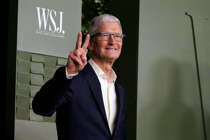 Apple vướng kiện tụng, CEO Tim Cook đến gặp ông Trump tại nhà