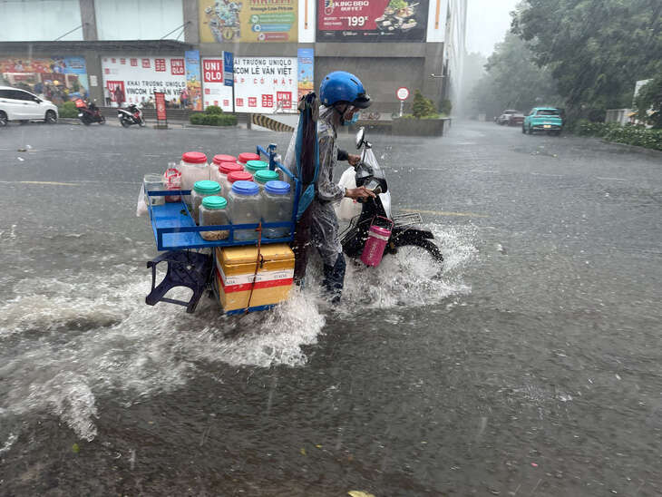 Thời tiết hôm nay 1-9: Cả nước mưa dông, một vài nơi nắng 'xíu xiu'