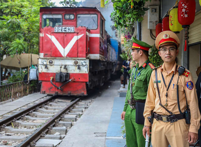 Kiểm tra đột xuất, phạt nhiều hàng quán trên phố cà phê đường tàu Hà Nội