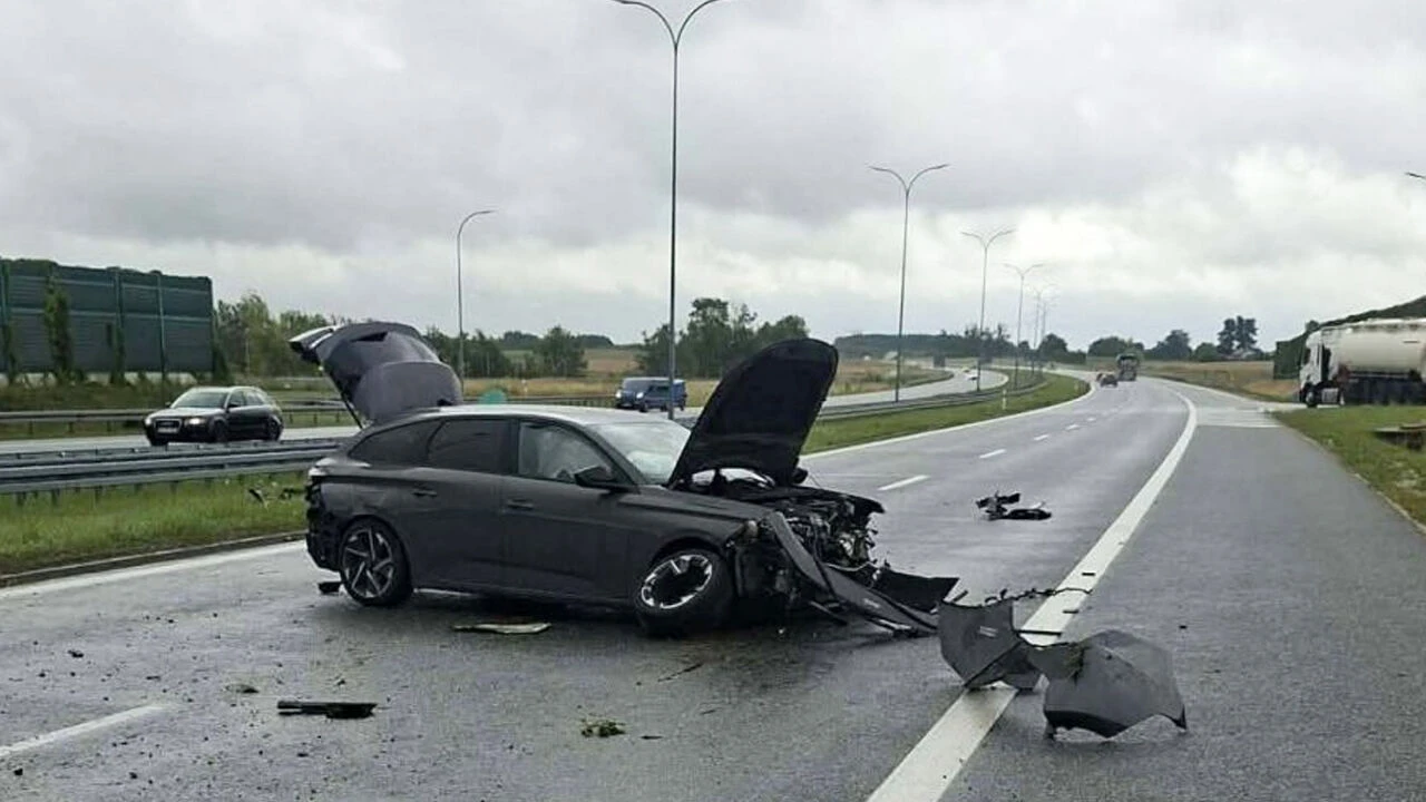 Auto wypadło z drogi. A1 w kierunku Łodzi zablokowana
