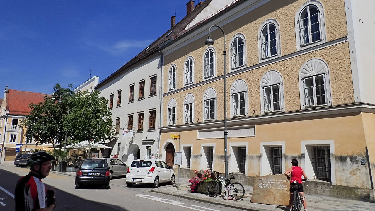 Policja w domu Adolfa Hitlera. Powstał tam komisariat