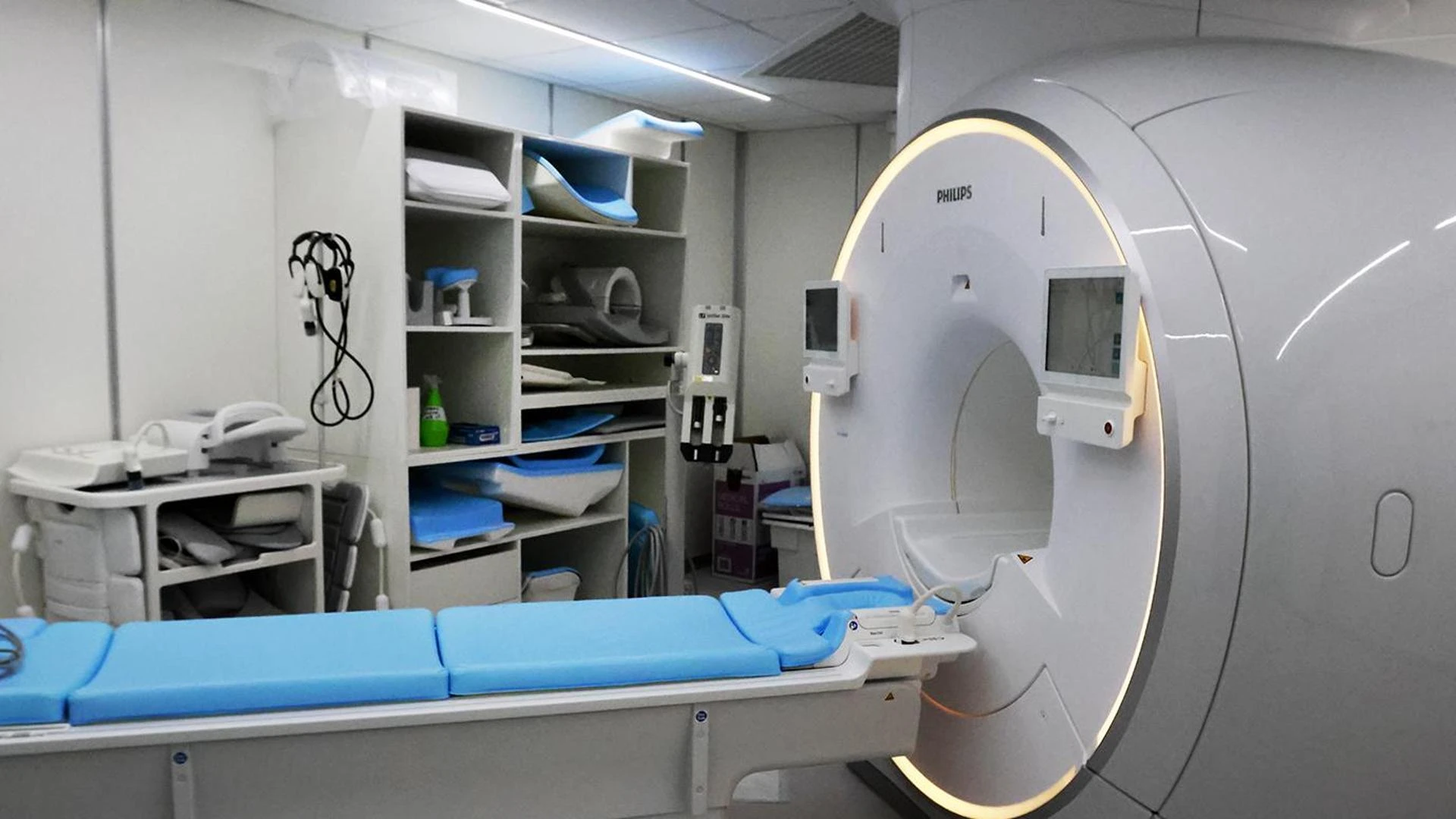 Uomo muore risucchiato da una macchina per la risonanza magnetica: aveva una catena al collo