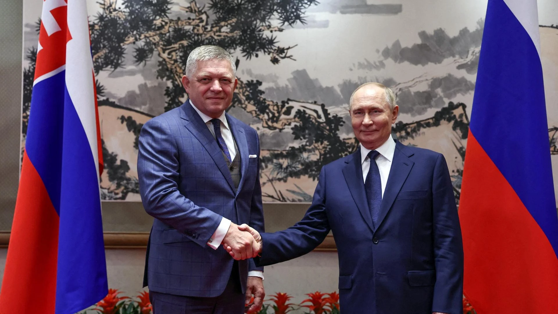 Putin: “Non voglio attaccare l'Europa. Mai detto no a Kiev nell’Ue”. Ma la Nato rilancia l'allarme