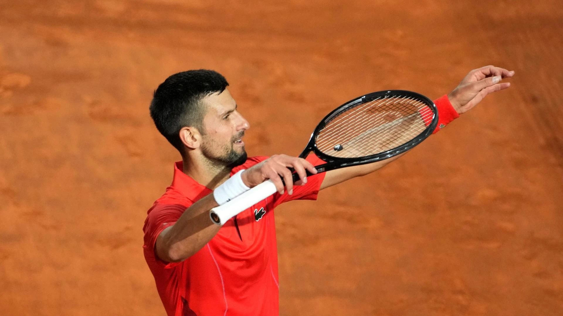 Djokovic sta bene, nonostante l’incidente con la borraccia. Oggi si allena al Foro