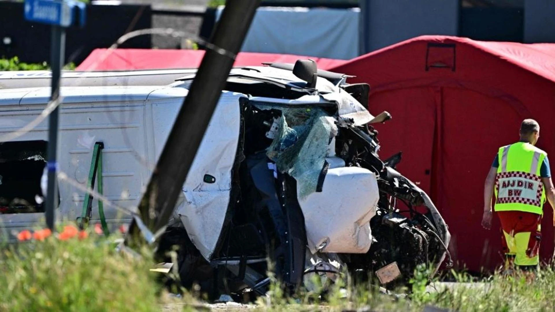 Belgio, scuolabus travolto da un treno. Il ministro: “Ci sono diversi morti e feriti”