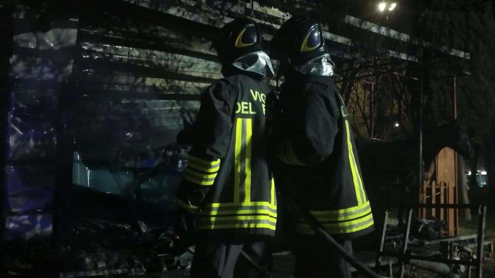 Milano, incendio nella notte al Giambellino in un palazzo di cinque piani: 16 persone in ospedale