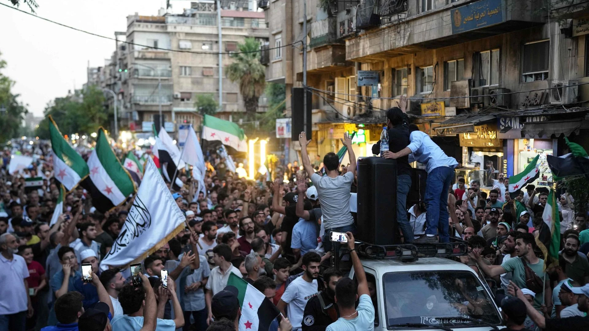 Israele apre un nuovo fronte, colpita Damasco. A Gaza si muore ancora per il cibo