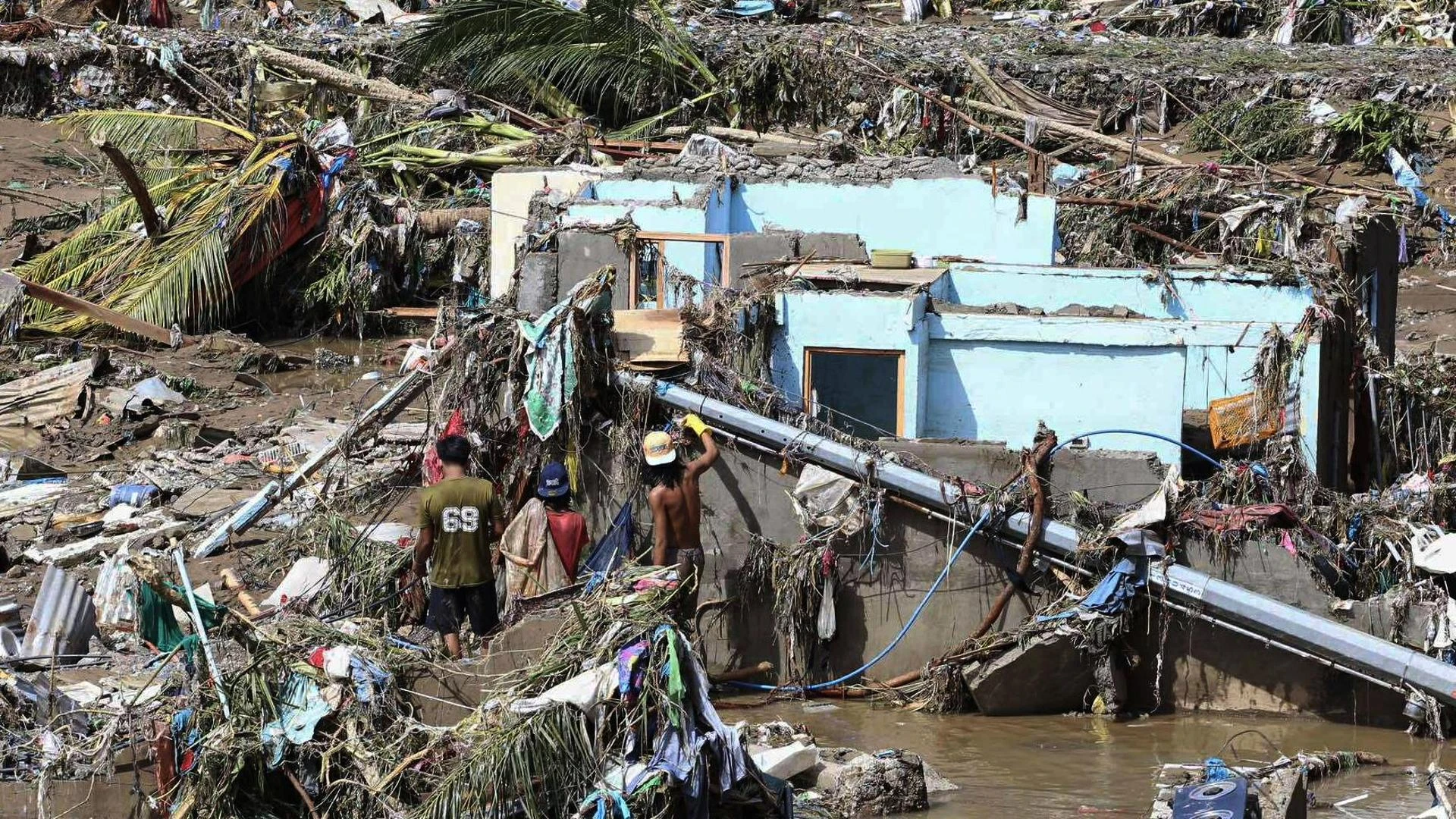 Nelle Filippine in arrivo il super tifone Fung-wong: un milione di evacuati e 300 voli cancellati