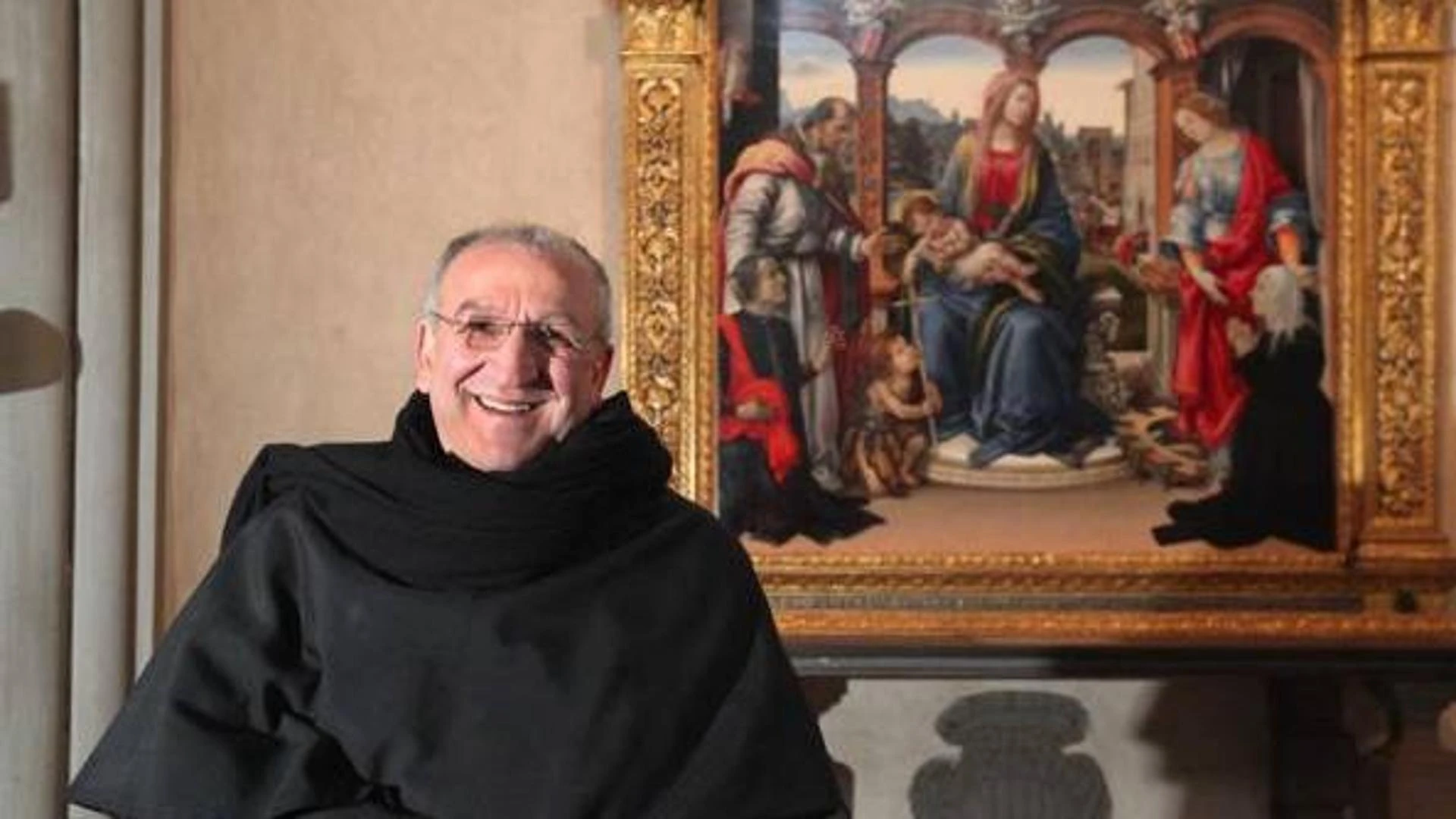 Benedizione alla sfilata di Gucci. Padre Pagano, amico di Papa Leone: “Scacciamo un po’ di diavoli”