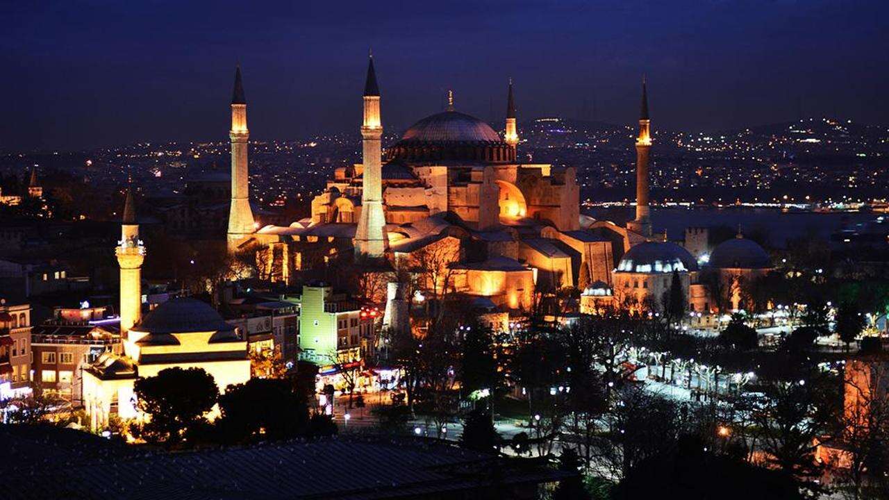 La basilica di Santa Sofia di Istanbul chiude ai non musulmani e mette i turisti in balconata