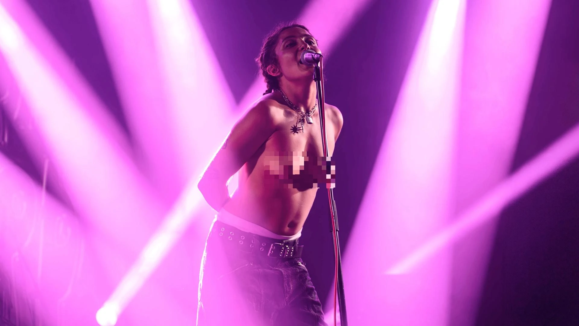 Rebecca Baby, la cantante francese che si è esibita in topless: “Questo corpo è solo mio”