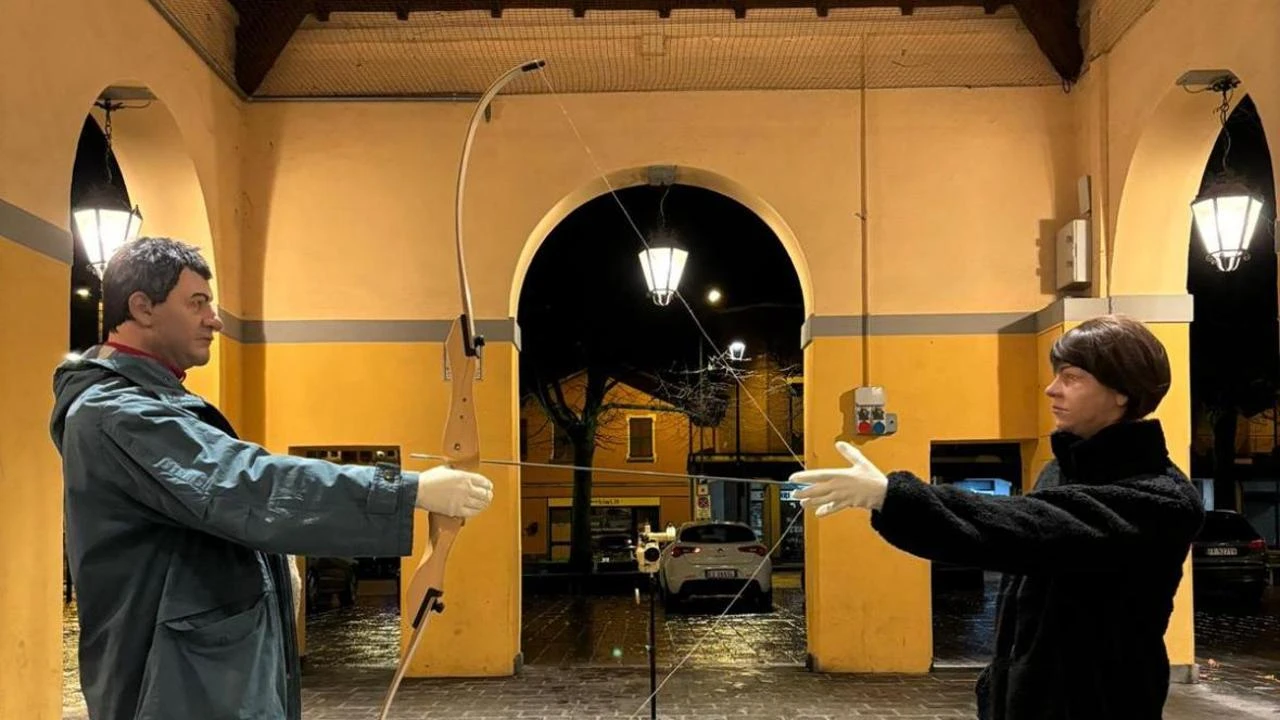 Strage di Erba, a due giorni dalla revisione del processo un’installazione con le statue di Rosa e Olindo