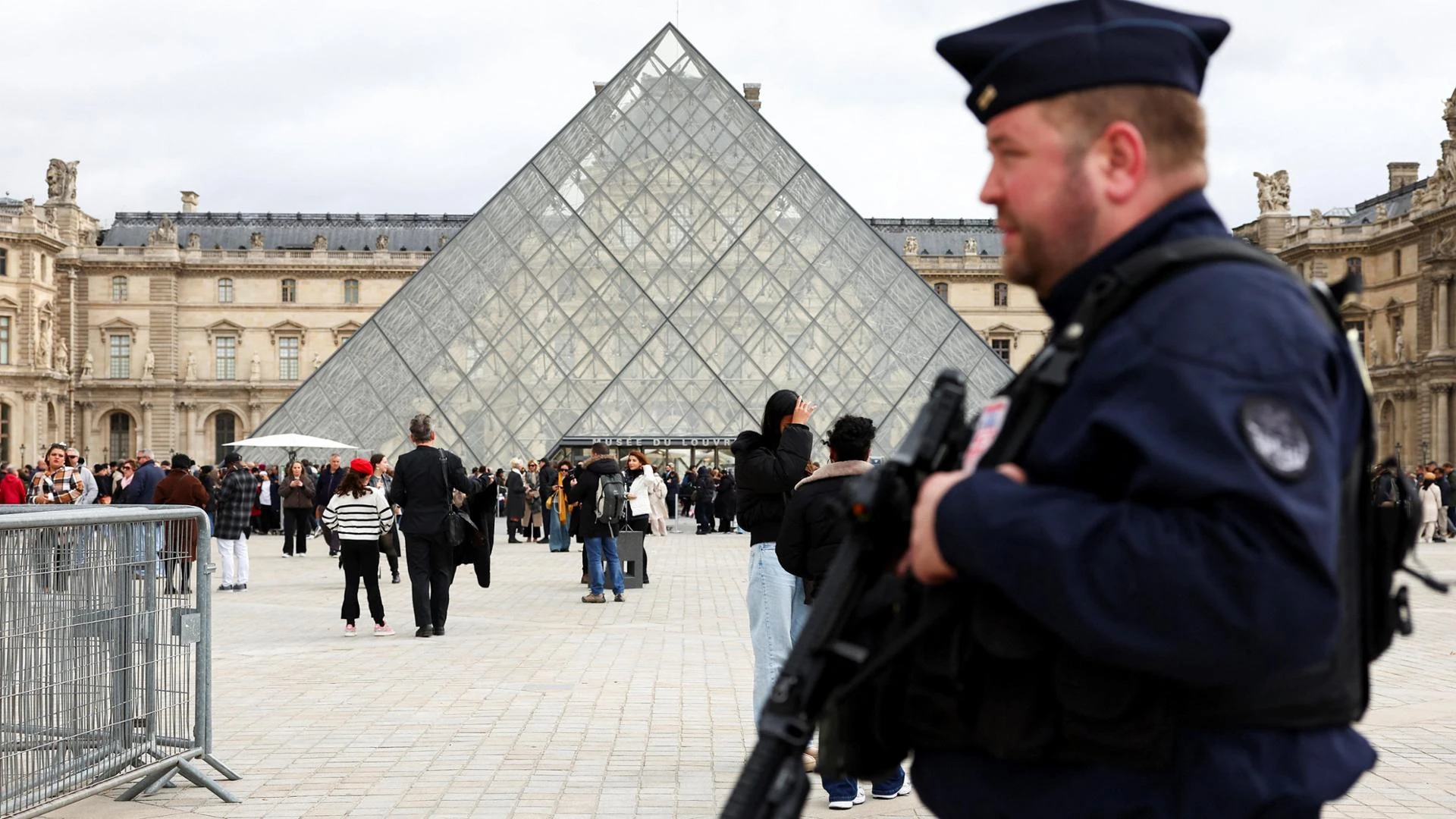 Media francesi sul furto al Louvre: arrestato il terzo complice. Era ancora nella zona di Parigi