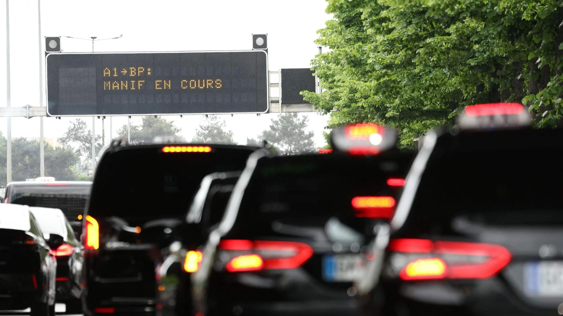 A Parigi continua per il terzo giorno la protesta dei taxi, le code arrivano fino a 550 chilometri
