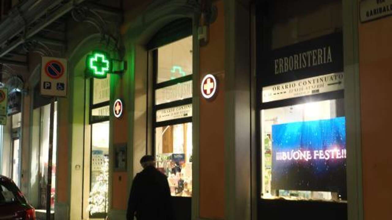 Bologna, carabiniere rapina una farmacia, bottino 700 euro. Lo arrestano e confessa: “Ho vizi e debiti”