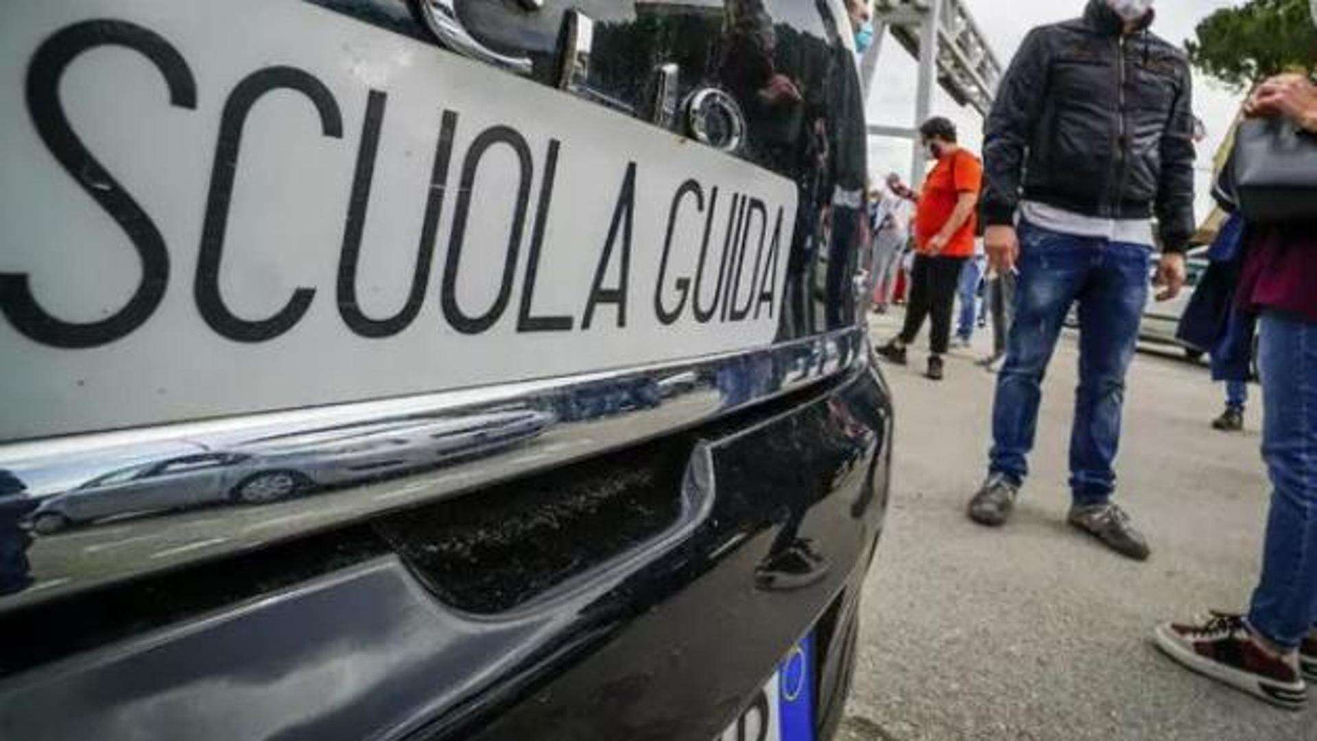 Telecamerine nascoste per passare l’esame della patente: 6 arresti e 18 indagati a Latina