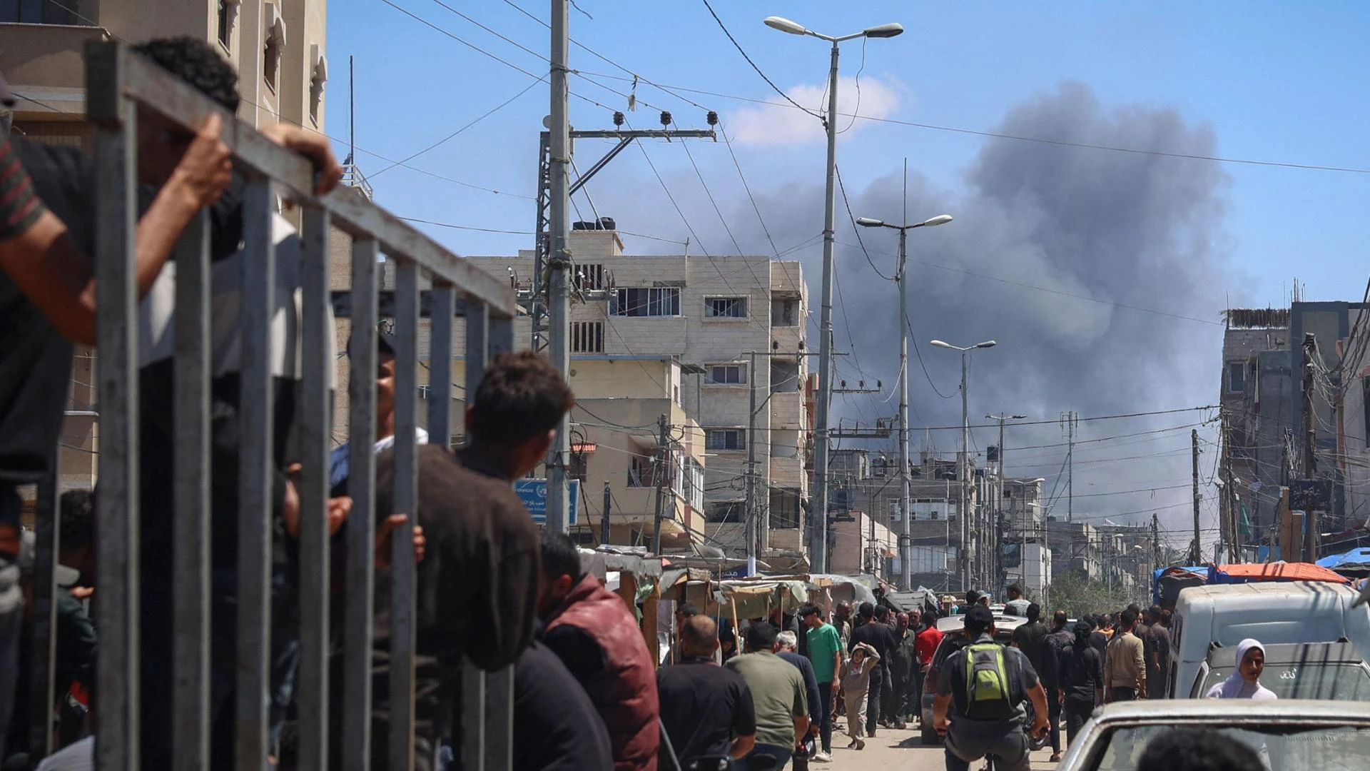 Guerra in Medio Oriente, l’esercito israeliano è alle porte di Rafah. Striscia isolata, Onu e Usa: “Aprire i valichi”
