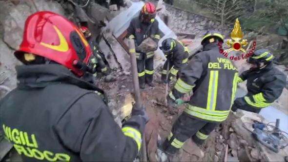 Esplode una villetta nel Lucchese, i vigili del fuoco scavano tra le macerie per salvare i dispersi