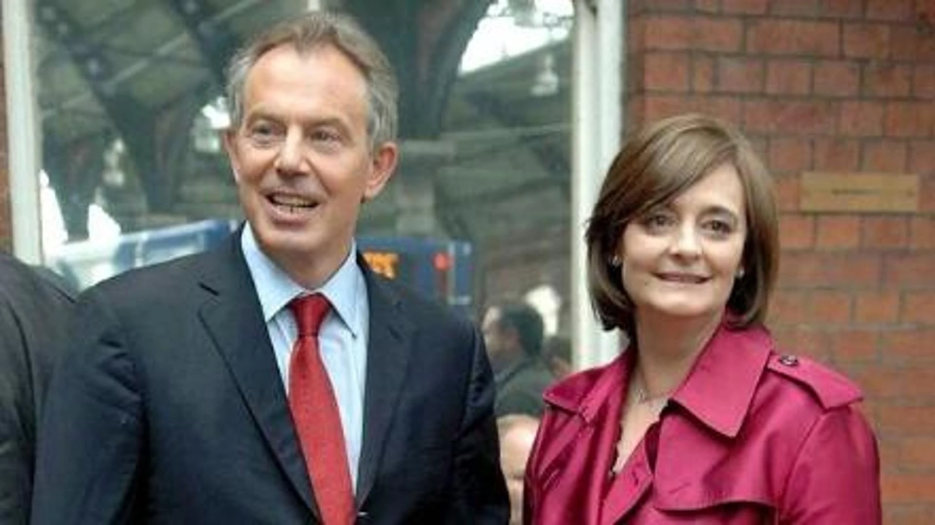Tony Blair, lo scandalo degli sconti lusso e quegli orologi regalati da Silvio Berlusconi
