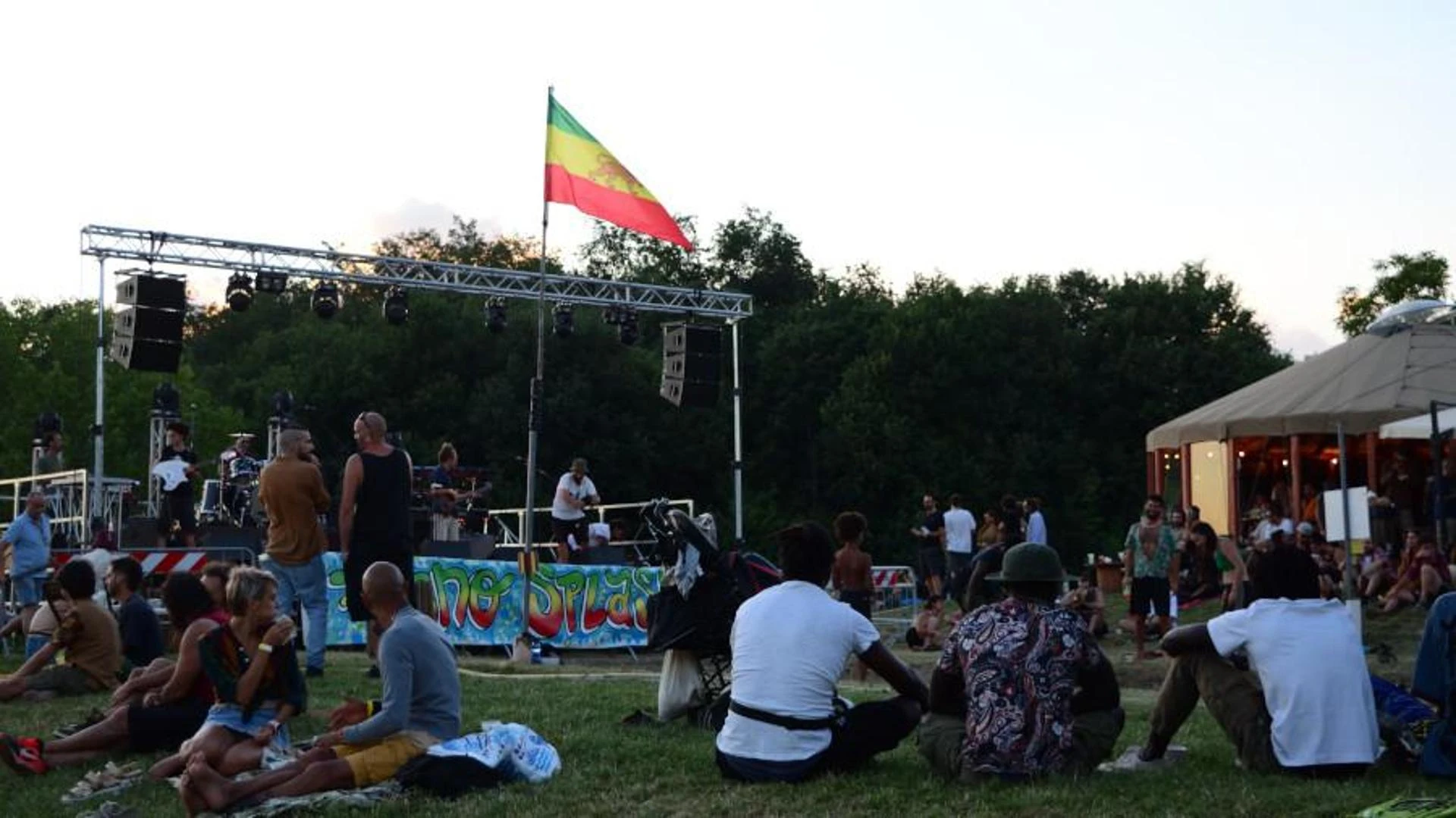 Marzabotto, ragazza violentata al festival reggae. Ma gli organizzatori non interrompono l’evento