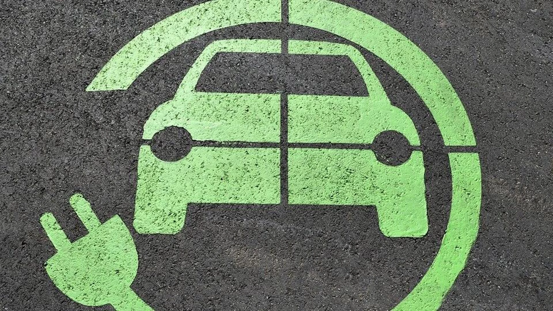 Giudice Usa ordina a Trump di finanziare colonnine per auto elettriche