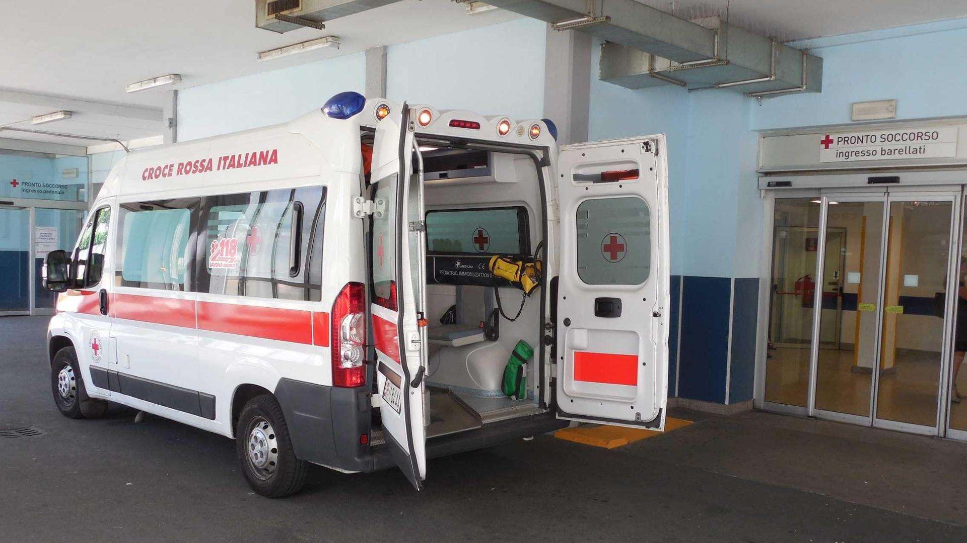 Tragedia nel Bergamasco, bimba di 6 anni muore colpita alla testa dal seggiolino dell’altalena