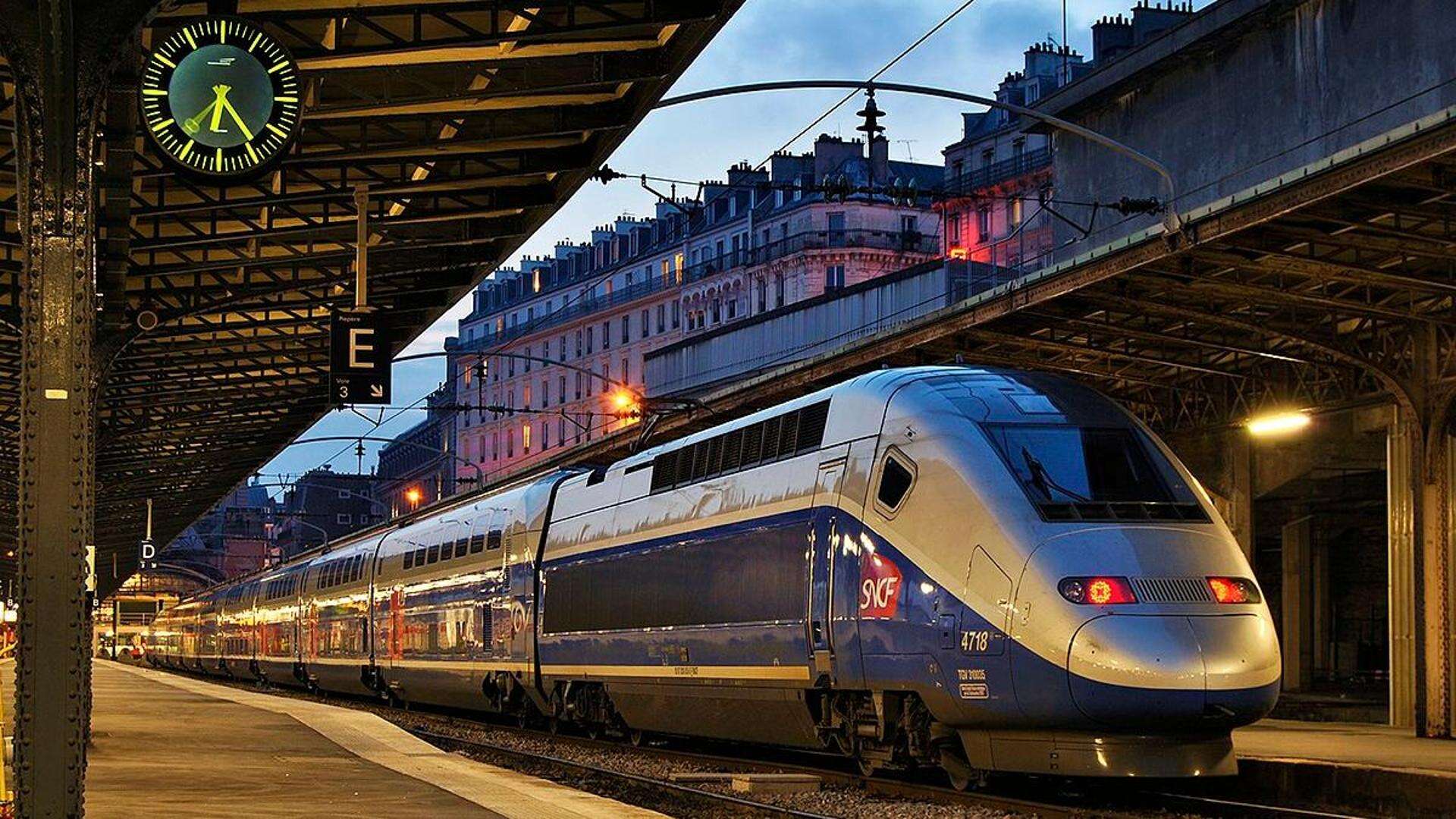 Macchinista del Tgv si suicida dal treno in corsa alla vigilia di Natale, traffico ferroviario in tilt in Francia