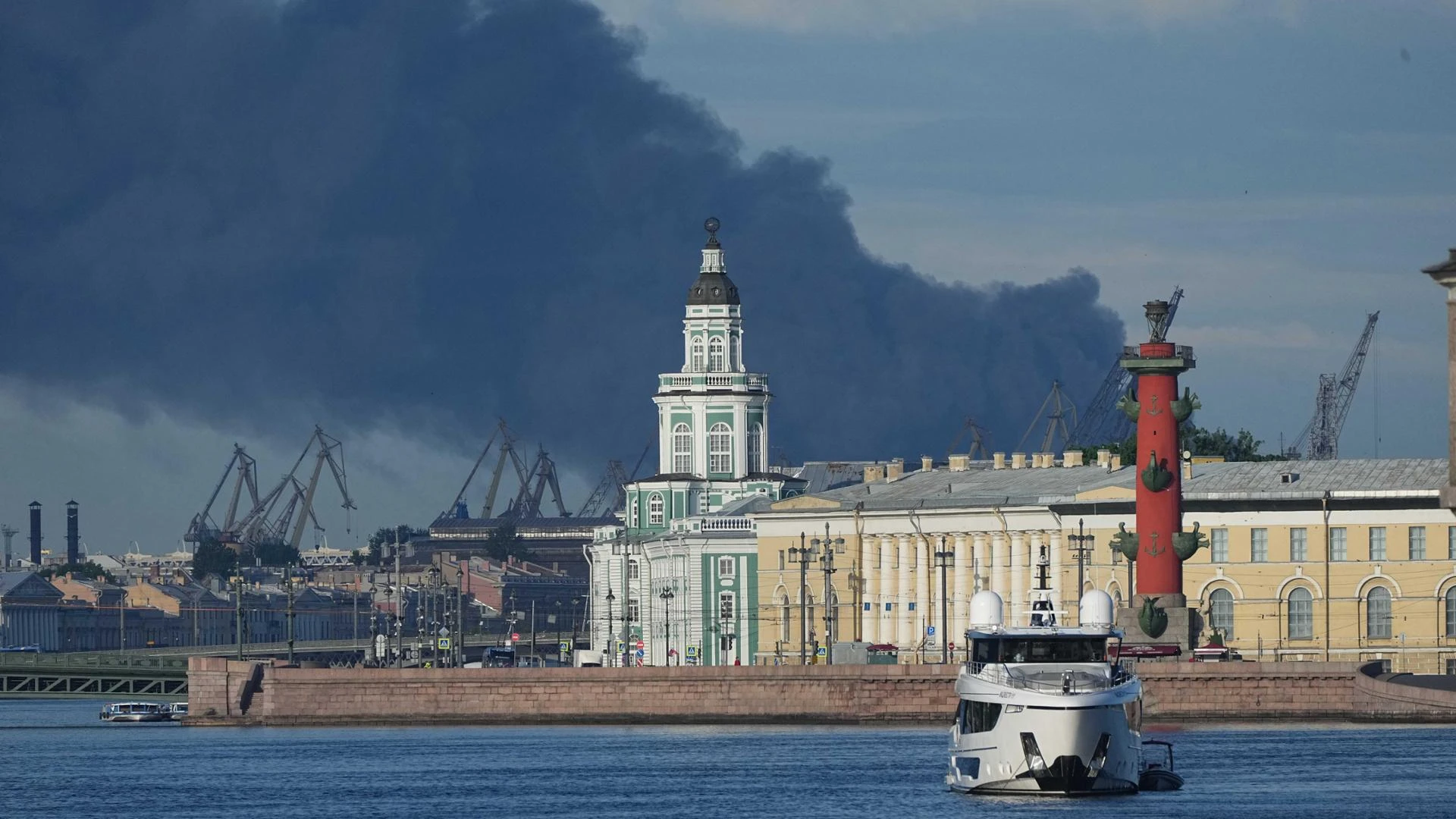 La vendetta di Zelensky, colpita San Pietroburgo. Raid in Crimea: 3 morti. Mosca minaccia vendetta