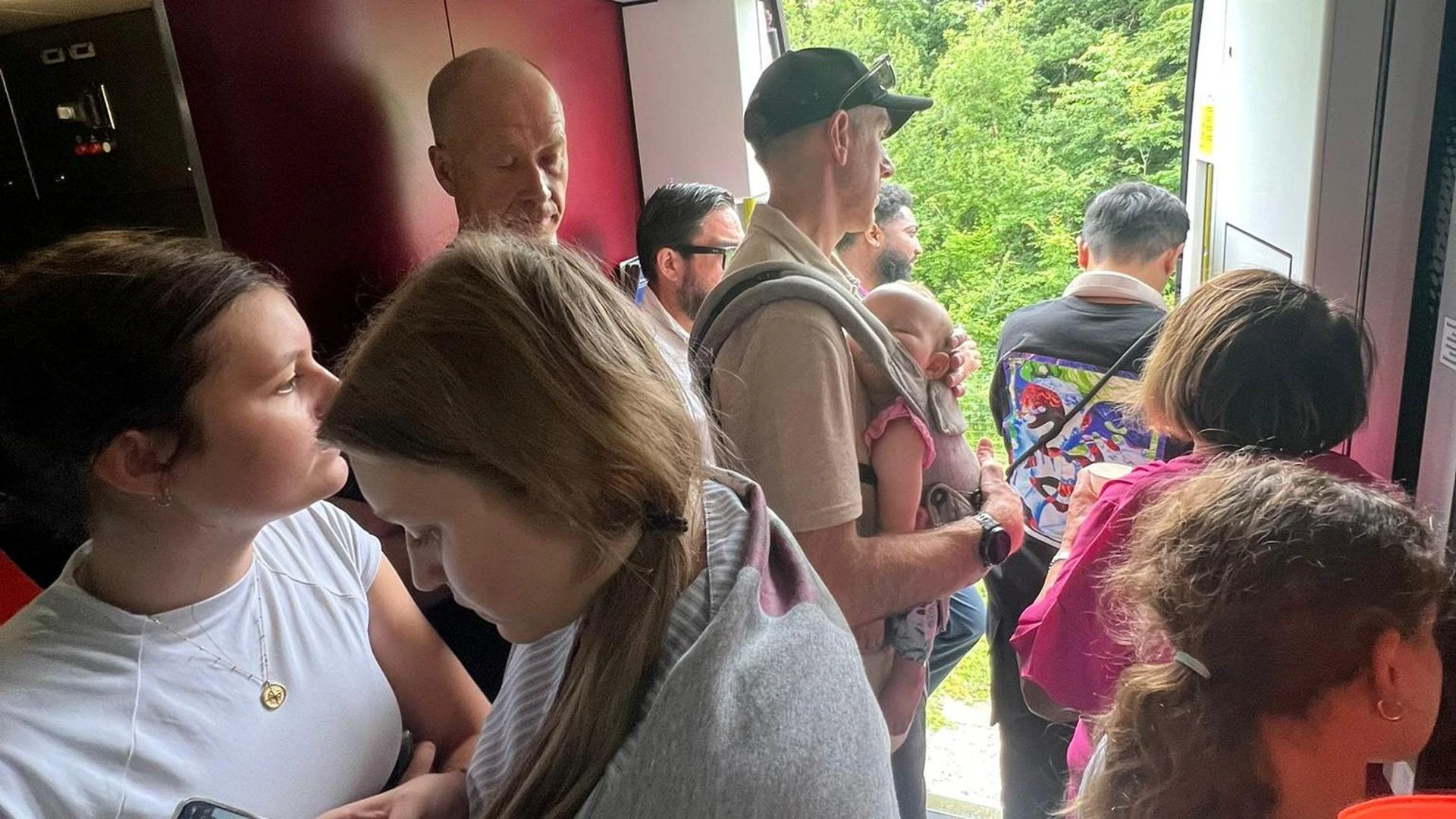 Eurostar fermo per oltre quattro ore vicino a Calais: “Siamo senza bagno né aria condizionata”