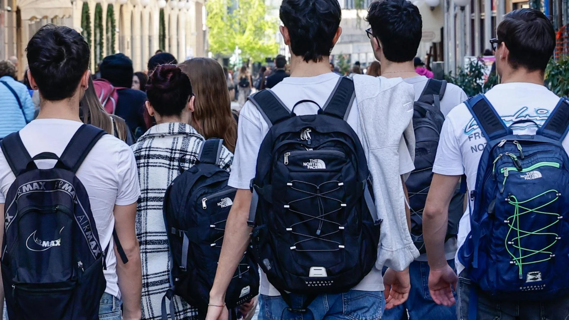 Lo psicologo Bernardelli: “Gli smartphone più tardi possibile ai ragazzi”