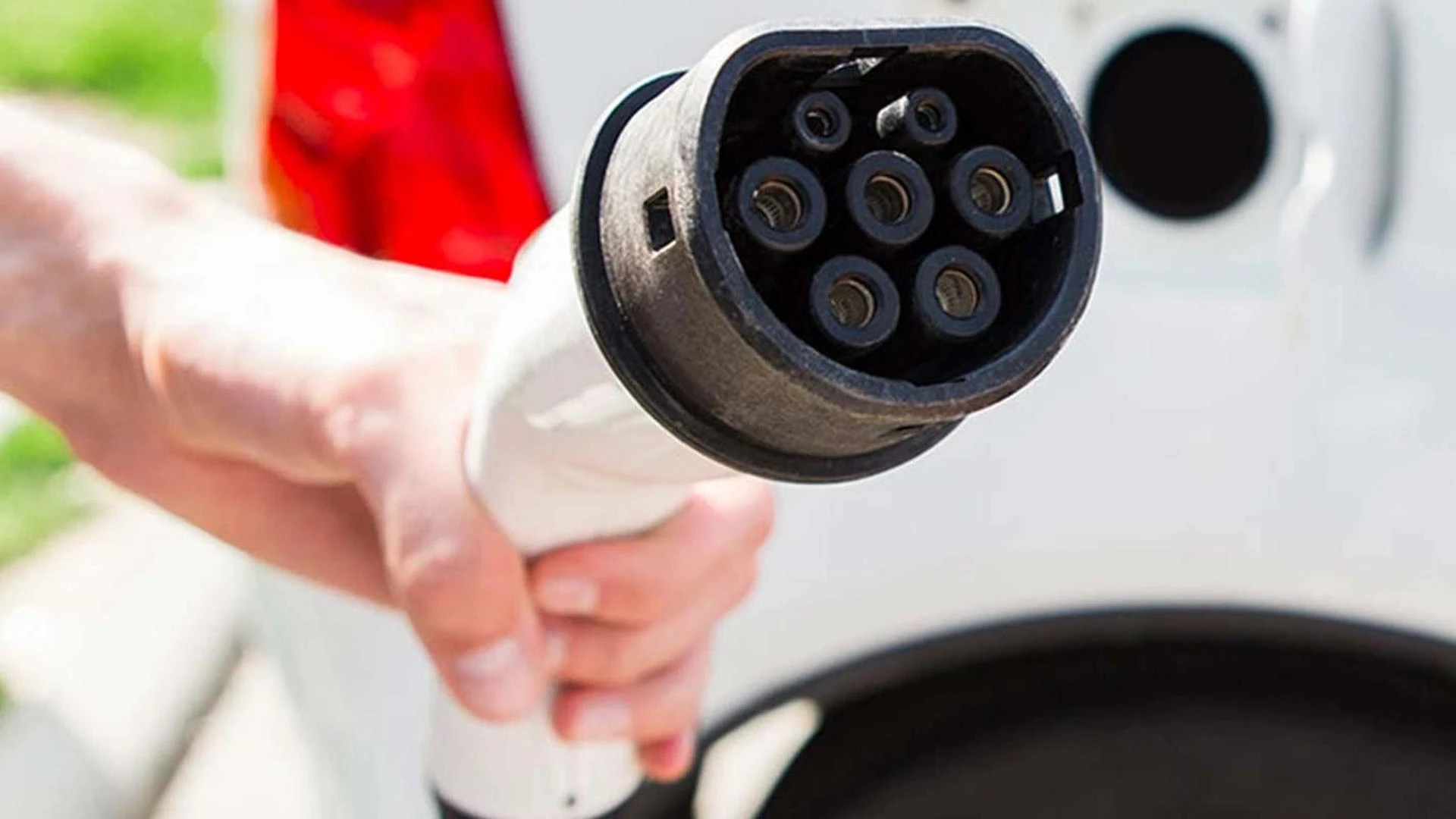 Auto elettriche, infrastrutture di ricarica in crescita, prezzi stabili a luglio 2025