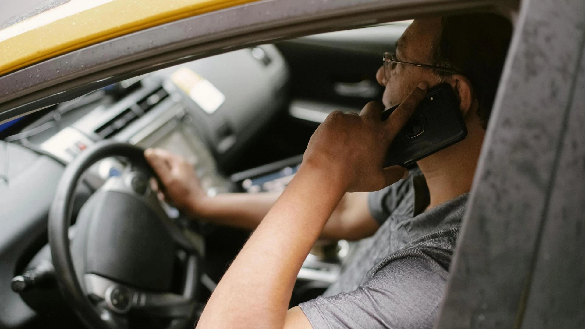 Sicurezza, solo il 42% degli italiani usa correttamente il cellulare alla guida. Ecco i dati Anas