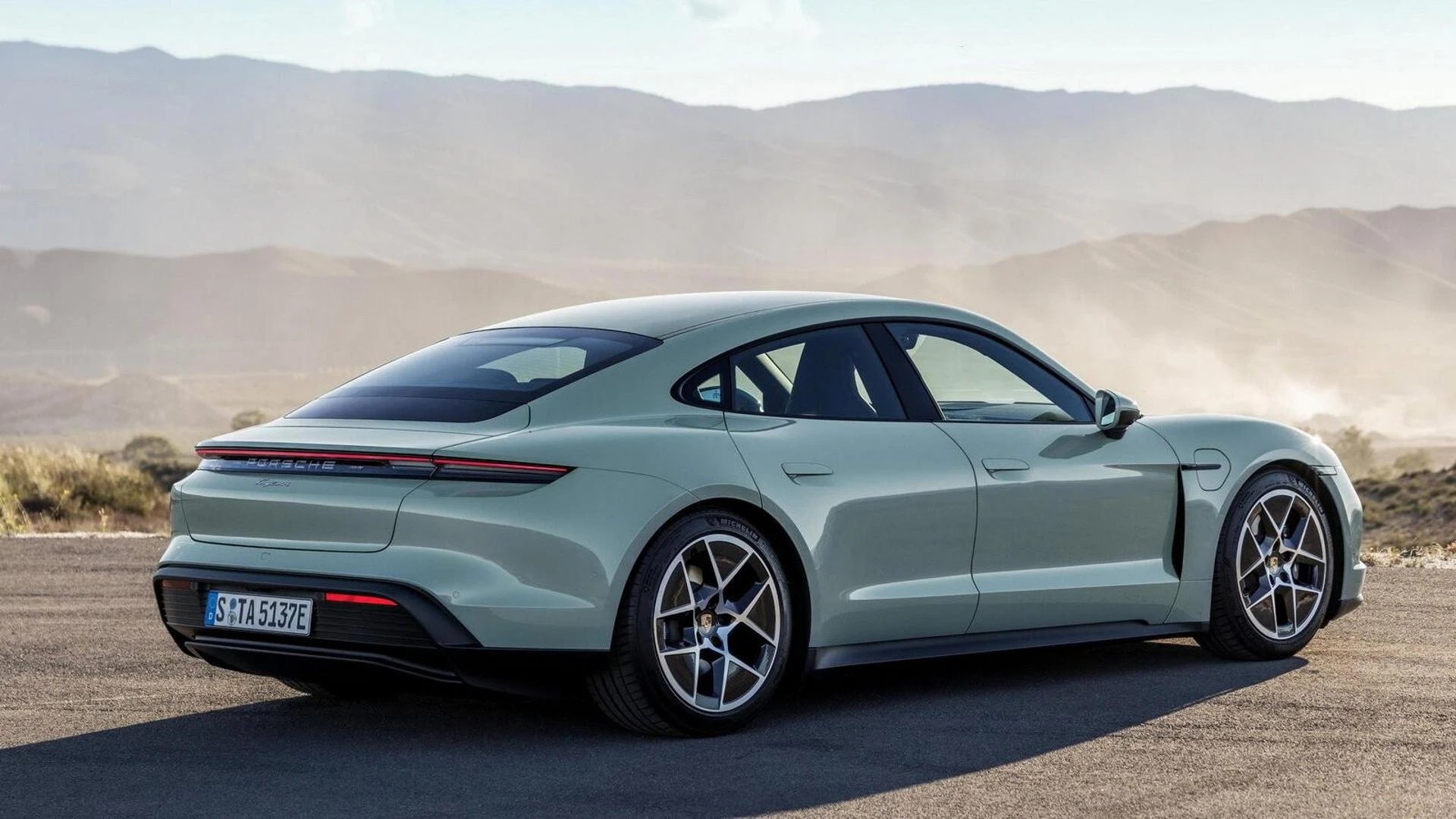 Audi e Porsche, le vendite delle elettriche di lusso in caduta libera
