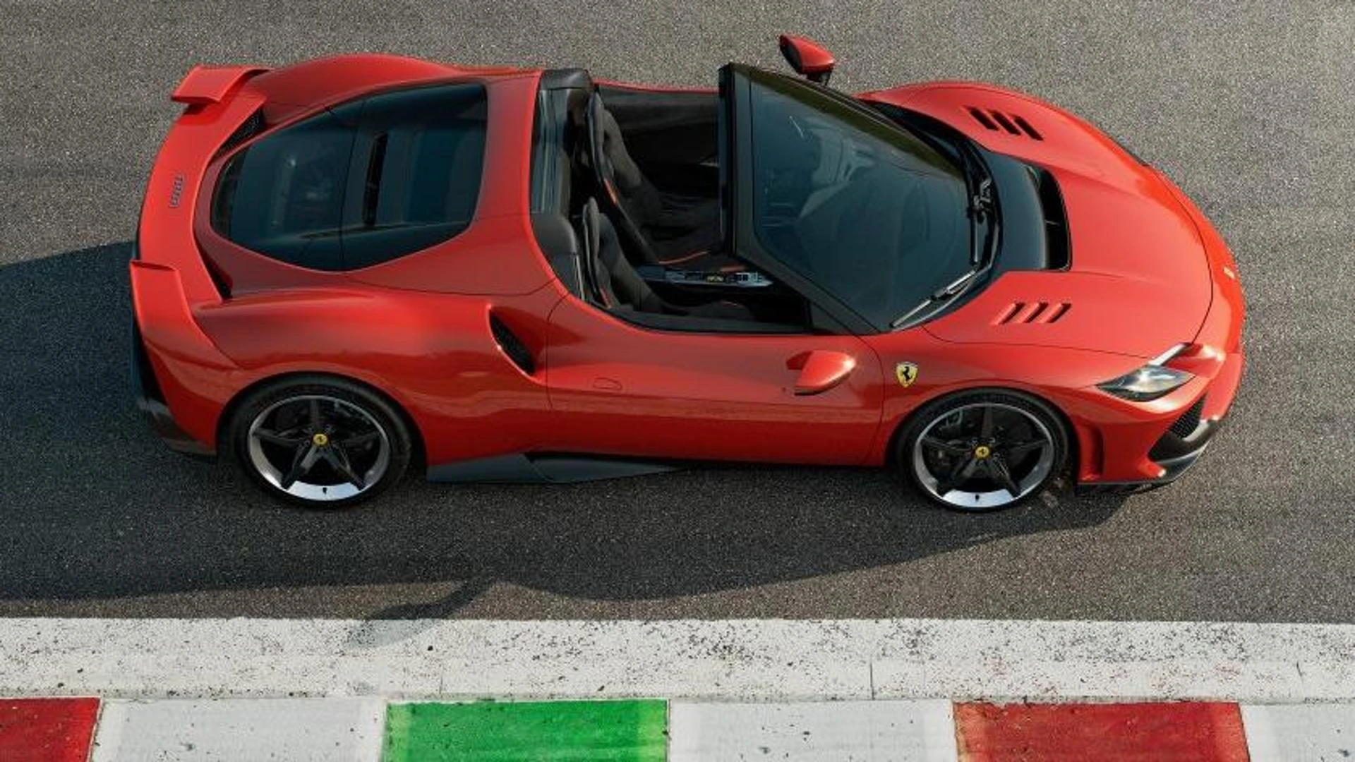 Ferrari 296 Speciale, più potente e leggera è votata al piacere puro