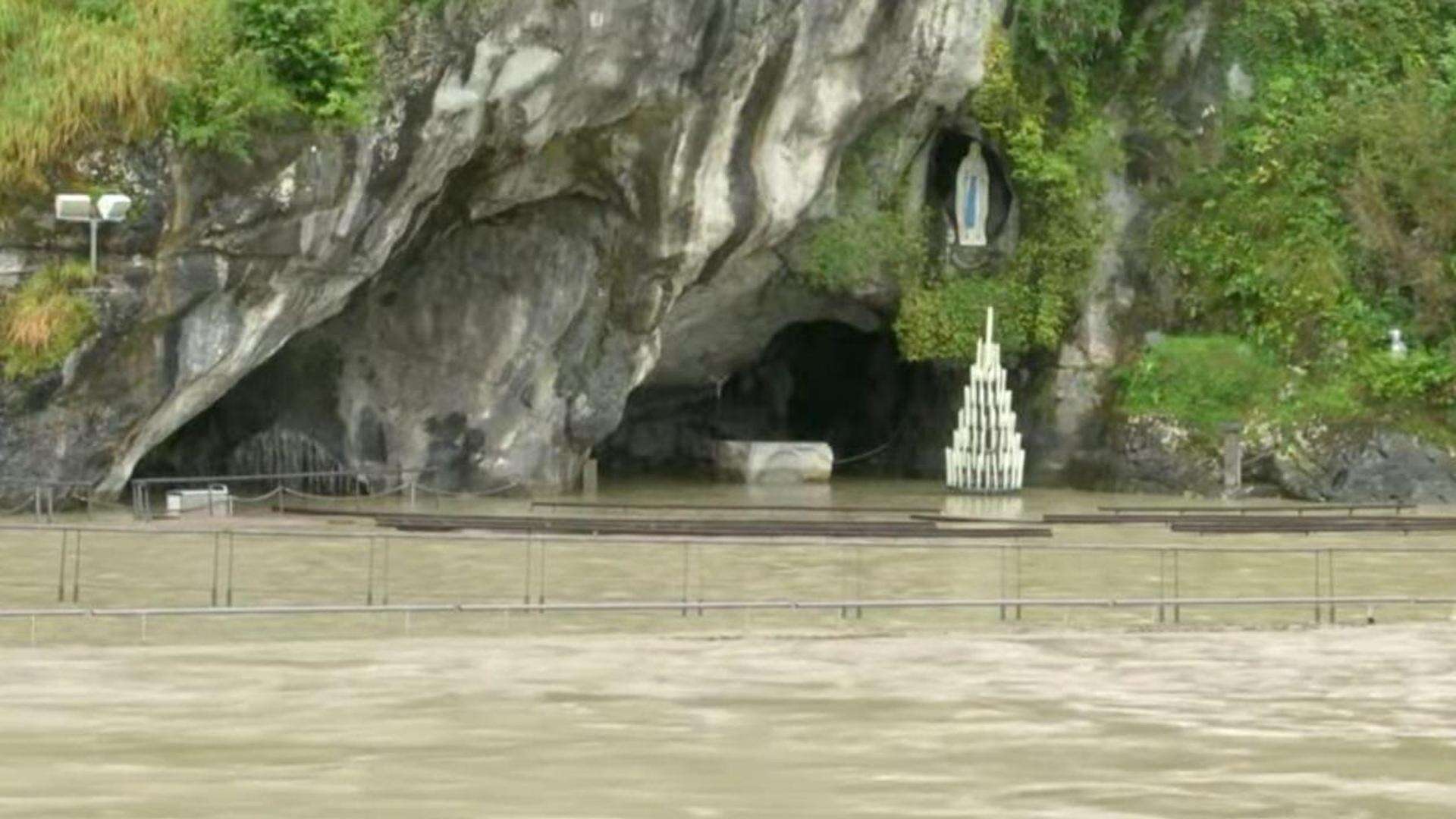 Francia, allagato il santuario di Lourdes, la grotta è chiusa al pubblico