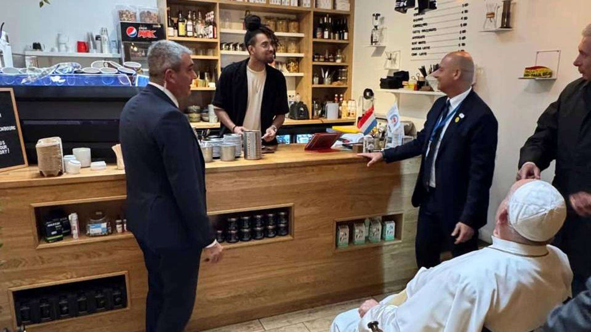 Papa Francesco va al bar per un caffè